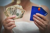 Specialiștii îndeamnă oamenii să țină bani cash în casă, în caz de urgență. Suma recomandată