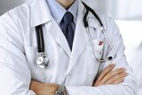 Un medic român în vârstă de 54 de ani, stabilit în Franța, este acuzat de hărțuire sexuală de opt dintre colegele sale