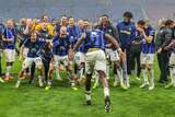 Fotbaliștii de la Inter Milano au sărbătorit cu o manea cucerirea titlului în Italia. Au dansat la vestiar pe (...)