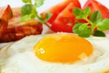 Ingredientul secret care transformă OUĂLE prăjite într-un mic-dejun gourmet. Ce să adaugi în tigaie