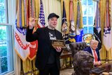 Se caută înlocuitor pentru Space X, compania lui Musk. Administrația Trump tatonează companii RIVALE