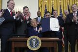 Trump îi cere din nou lui Powell să RELAXEZE politica monetară /„Avem un individ care ne spune: nu văd suficiente (…)