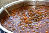 O firmă de catering din Piatra-Neamţ a fost închisă temporar şi amendată de Protecția Consumatorilor după mai multe (…)