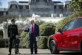 Casa Albă scoate „Tesla la vânzare”. După cearta cu Elon Musk, Donald Trump vrea să scape de modelul S de culoare roșie