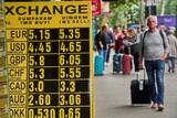 Euro rămâne peste 5,1 lei; dolarul și lira cresc. Curs BNR 9 mai 2025