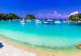 Insula din Grecia cu apă turcoaz și stânci asemănătoare cu cele din Bali. Plimbările cu barca și peisajele naturale (…)