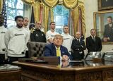 Vizită surprinzătoare la Casa Albă! Igor Tudor și jucătorii lui Juventus s-au întâlnit cu Donald Trump în Biroul Oval