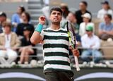 Carlos Alcaraz într-o postură inedită » Cum a ajutat doi veterani să-și îndeplinească visul
