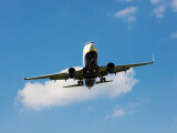 Un Boeing 737 a aterizat de urgență, în urma unei explozii. Resturi au fost recuperate de pe pistă