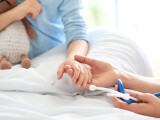 O fetiţă de 6 ani din Constanţa a ajuns la spital după ce părinţii au tratat-o cu o soluţie antiparazitară