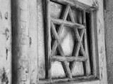 Un comediant celebru, judecat pentru o memă considerată antisemită. A fost eliberat pe cauțiune