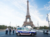 Parașutist încătușat la aterizarea de pe Turnul Eiffel. Doi complici au preferat să coboare pe jos