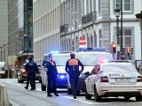 Un bărbat a fost arestat a Bruxelles, după ce a încercat să lovească cu maşina patru poliţişti. Individul are (…)