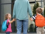 Studiu: Doar unul din trei copii cu părinţi plecaţi la muncă în străinătate îşi revede familia în această vară