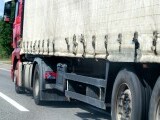 Un șofer din Brăila a blocat cu tirul un drum național. El a fost scos din cabină cu forța de ceilalți conducători (…)