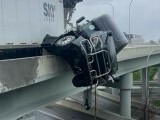 „Nu vreau să mor”. Momentul în care un șofer este salvat după ce camionul său a rămas suspendat pe un pod din SUA. (…)