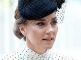 Prințesa Kate, apariție plină de eleganță alături de Familia Regală la ceremonia de Ziua Victoriei în Europa. (…)