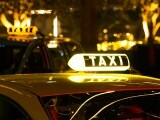Un nigerian de 90 de ani, înșelat de un taximetrist român la aeroport. O cursă până la hotel l-a costat aproape 400 (…)