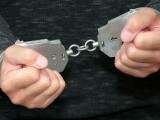 Pistol descoperit în locuința unui craiovean care și-a agresat soția. Încălcase și un ordin de protecție față de (…)