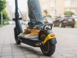 A bătut crunt un om care i-a zis să nu meargă pe trotuarul aglomerat cu trotineta. Instanța, blândă pentru că e ”bun (…)