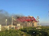 Cabana şi stația meteorologică de pe Vârful Vlădeasa din Cluj au fost cuprinse de flăcări. Incendiul, favorizat de vânt