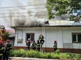 O femeie din Galați a murit din cauza unui incendiu care i-a cuprins casa. Pompierii au intervenit cu cinci autospeciale