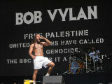 Scandal uriaș după concertul trupei Bob Vylan de la Festivalul Glastonbury. Ce mesaj a fost transmis publicului
