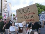 Sute de elevi și studenți au protestat în Piața Victoriei împotriva reducerii burselor. „Nu ne vindeți viitorul