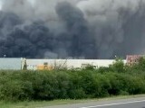 Incendiu violent la un depozit de pe A1, lângă București. Pompierii se luptă de aproape o zi cu flăcările uriașe