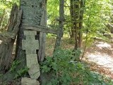 Ce au descoperit localnicii într-o pădure din Buzău. „Cine le-o fi ridicat acolo”