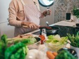 Un bărbat a murit după ce a mâncat ce a gătit soacra sa. Soția și mama ei sunt la terapie intensivă