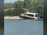 Un tânăr ar fi condus beat o ambarcațiune care s-a izbit de un mal în Delta Dunării. Cinci pasageri au fost răniți