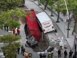 Un camion și un autobuz au fost înghițiți de o groapă uriașă apărută în asfalt, în Mexic. FOTO & VIDEO
