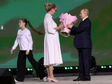 Putin, „Mini Vlad”. A primit flori pe scenă de la creatoarea de modă a armatei