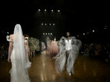 Săptămâna Modei Haute Couture a debutat la Paris cu creații inspirate de iubire și natură. FOTO