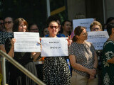 Lucrătorii din Casele de Pensii şi angajaţii MIPE protestează marţi în faţa instituţiilor, nemulţumiţi de tăierea (…)