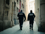 Scandal la Paris: Doi tineri au urinat pe o femeie însărcinată și copiii ei fără adăpost. O anchetă este în desfășurare