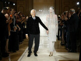 Când va reveni pe podiumul de la Milano Giorgio Armani, după ce o problemă de sănătate l-a ținut departe de prezentări