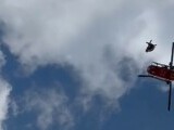 O femeie a căzut într-o râpă de 15 metri în Retezat. Elicopterul a intervenit în ultimul moment să o salveze