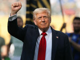 Donald Trump se laudă că „a oprit cam cinci războaie” în timp ce inaugurează un nou teren de golf în Scoţia