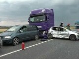 Accident grav lângă Oradea. Un TIR a lovit cinci mașini, iar una a fost strivită complet. Șoferul a scăpat cu răni (…)