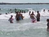 Steagul roșu, arborat pe litoral din cauza vântului puternic. Turiștii se aventurează în larg, în ciuda avertizărilor