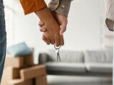 O familie s-a mutat din Marea Britanie la câteva ore de România, iar acum economisește 22.000 de lire pe an