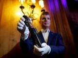 Sabia laser a lui Darth Vader a fost expusă înaintea unei licitații la care ar putea fi vândută cu 3 milioane de dolari