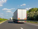 Sute de anvelope au dispărut dintr-un camion venit din România. Hoții au tăiat prelatele
