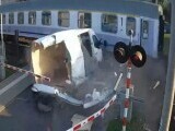Momentul în care o dubiță blocată între bariere este spulberată de un tren, în Polonia. Șoferul a scăpat ca prin minune