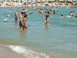 Weekend aglomerat pe litoral. Peste 100.000 de români caută răcoarea în valurile Mării Negre. „Mai frumos ca în Ibiza”