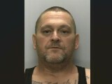 Un bărbat a locuit timp de doi ani cu cadavrul fostei sale partenere acoperit cu o pătură într-o sufragerie din UK