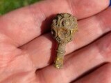 Un arheolog a descoperit în primele clipe ale primei sale săpături un misterios obiect de aur de 1.200 de ani. ”Am (…)