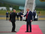 Reacțiile ucrainenilor după ce Trump l-a primit pe covorul roșu pe Putin. Imaginea virală în țara lui Zelenski